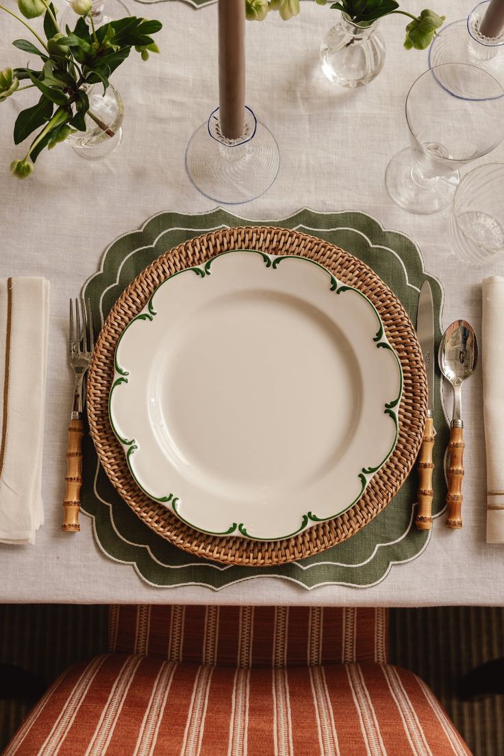 Colorful table setting for relaxed everyday dining
